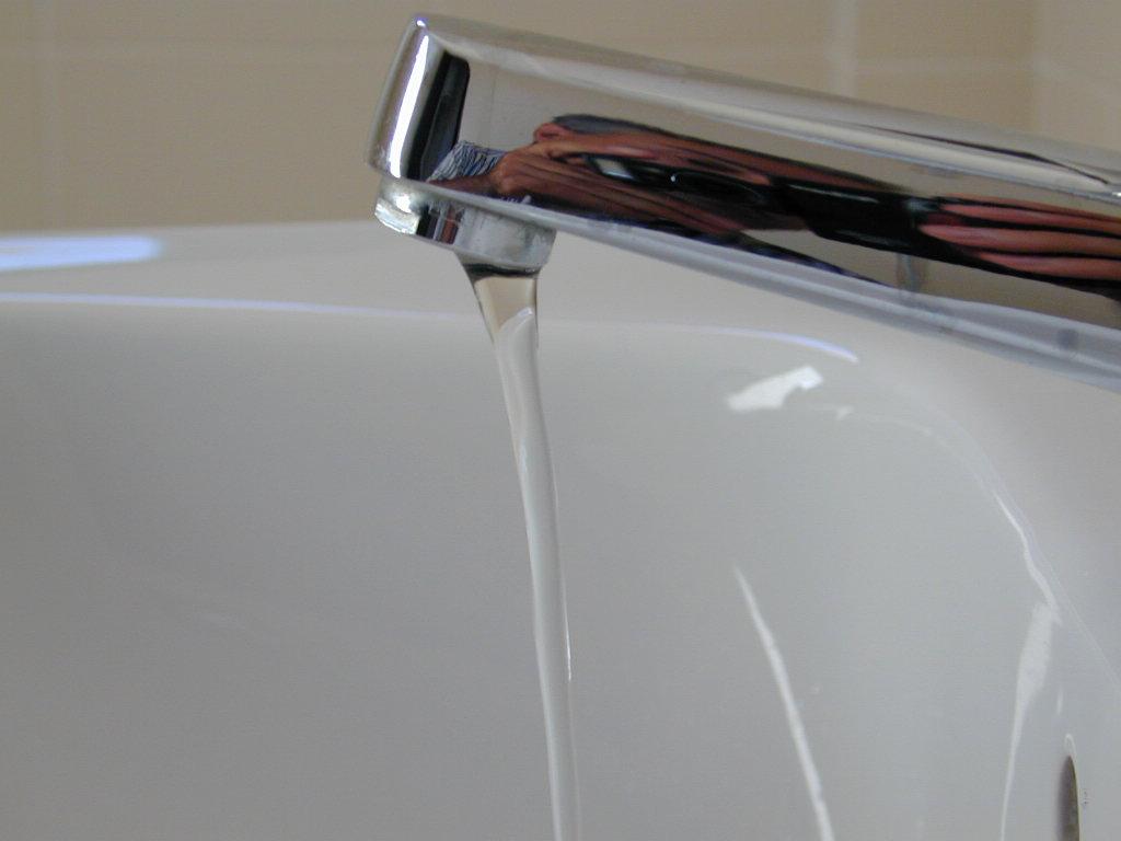 L’acqua non è potabile: vietato il consumo in tutto il paese