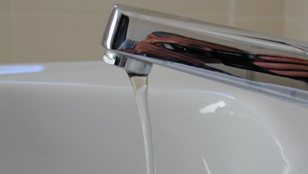 L’acqua non è potabile: vietato il consumo in tutto il paese