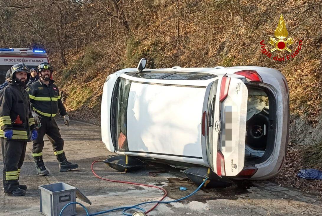 Viano, si ribalta e rimane incastrata tra le lamiere
