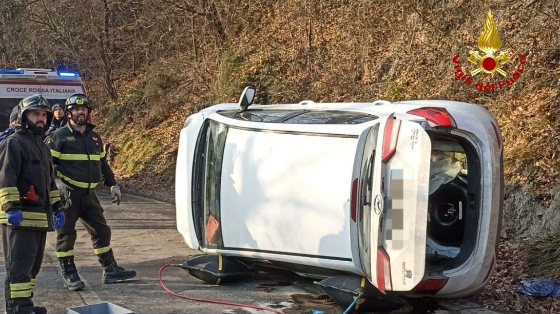 Viano, si ribalta e rimane incastrata tra le lamiere