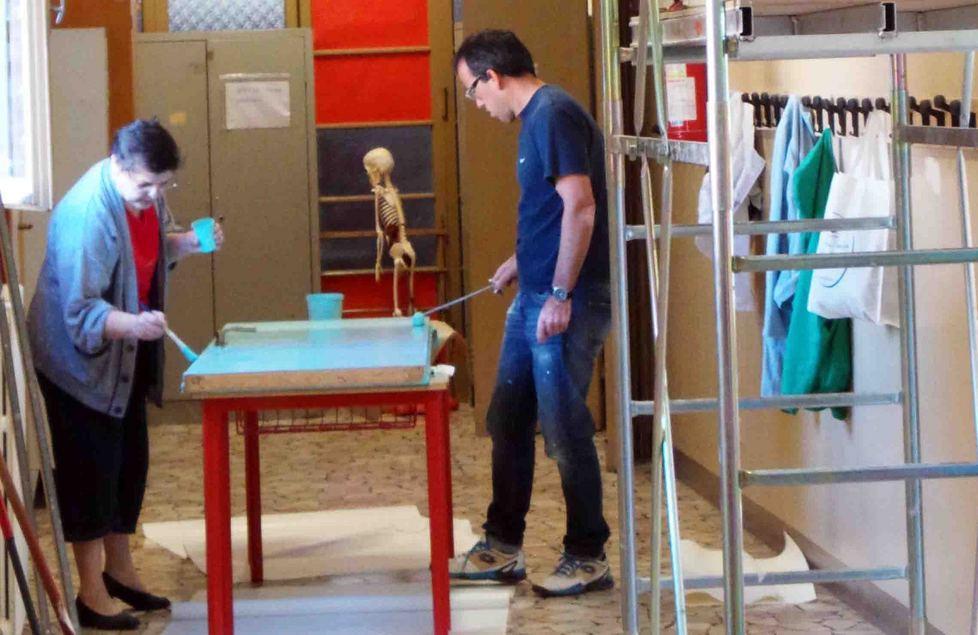 Pennello e buona volontà, le aule tornano nuove 