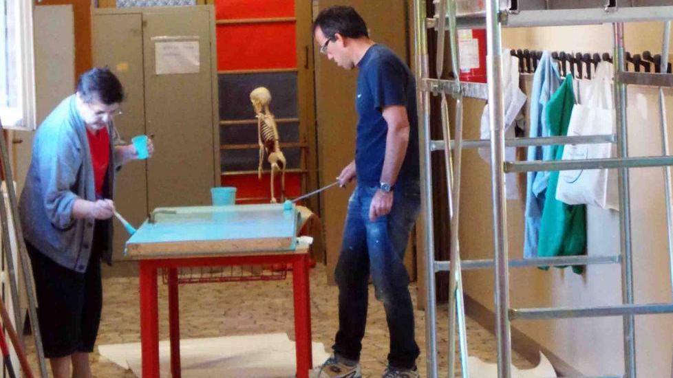 Pennello e buona volontà, le aule tornano nuove