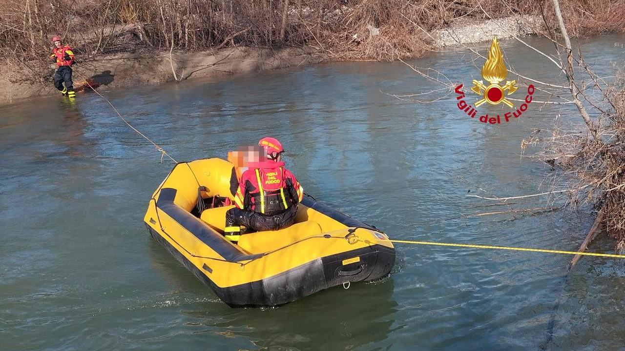Lucca, finisce in acqua: salvata dai vigili del fuoco