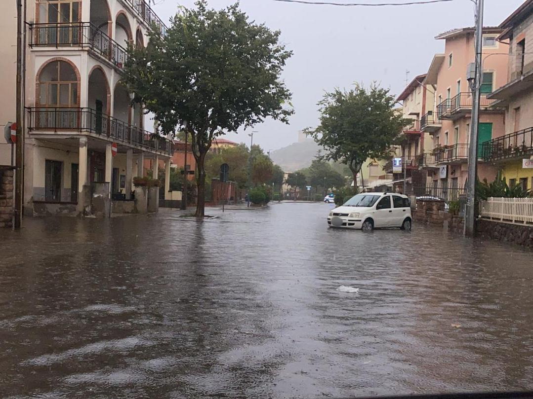 
	Il tratto iniziale di via Alghero durante il nubifragio

