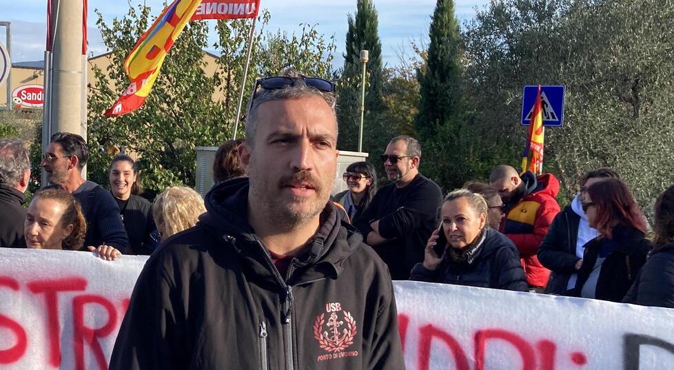 Il leader di Usb Livorno Giovanni Ceraolo durante una manifestazione (foto d'archivio)