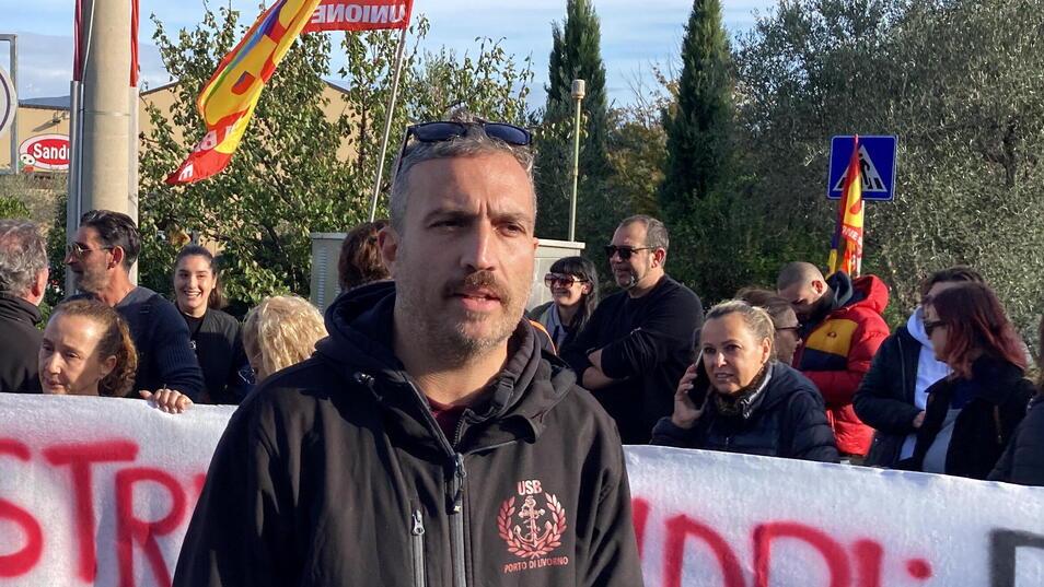Il leader di Usb Livorno Giovanni Ceraolo durante una manifestazione (foto d'archivio)