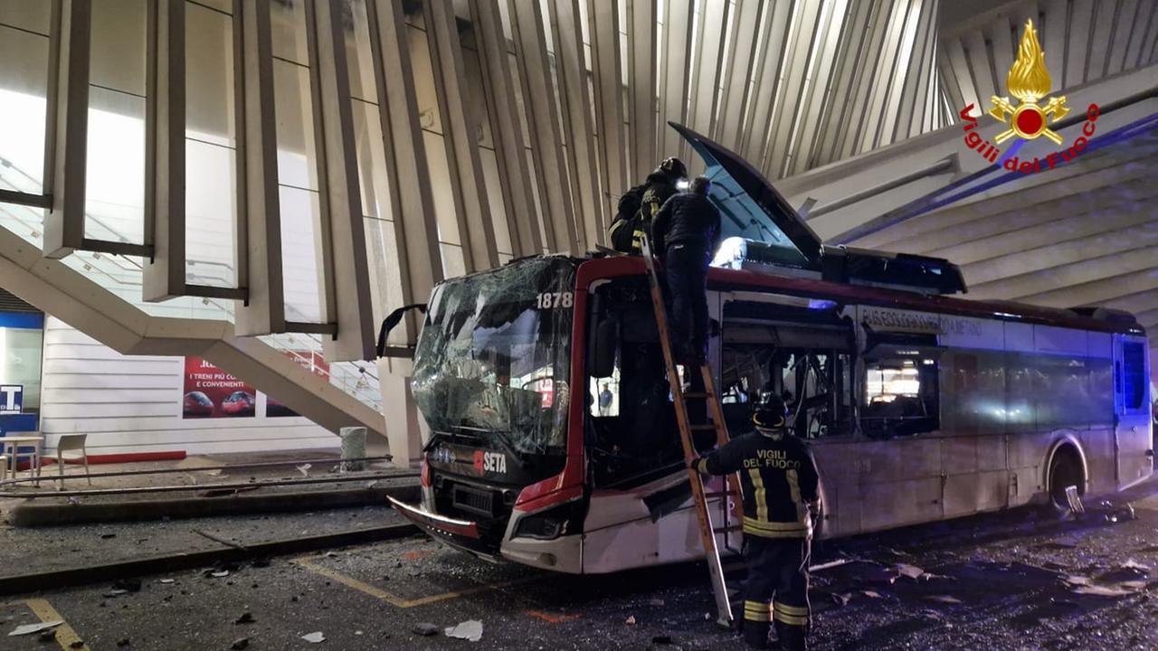 Autobus esplode dopo scontro con la pensilina alla stazione Mediopadana