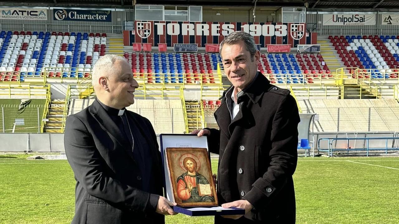 L’arcivescovo di Sassari Gian Franco Saba in visita alla casa della Torres