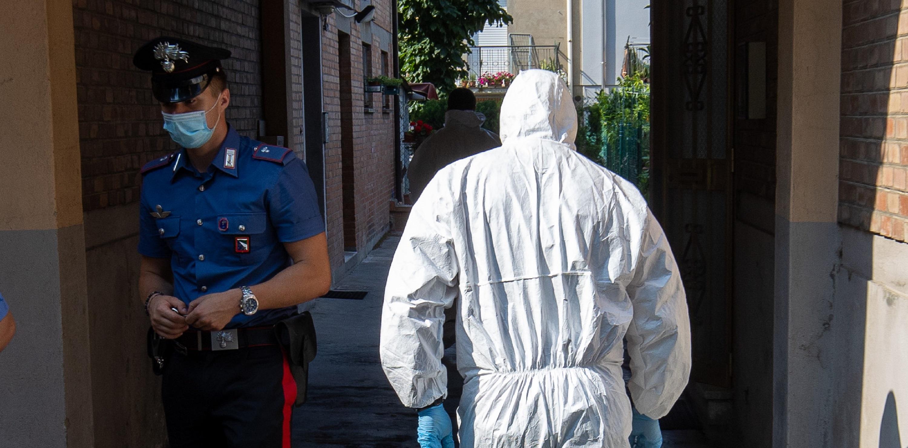 Due carabinieri durante alcuni rilievi scientifici (foto d'archivio)