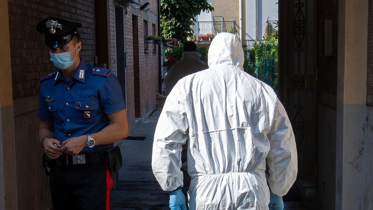 Due carabinieri durante alcuni rilievi scientifici (foto d'archivio)