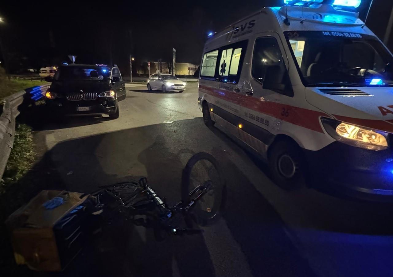 
	La bici del rider dopo l'incidente e l'ambulanza della Svs alla rotatoria

