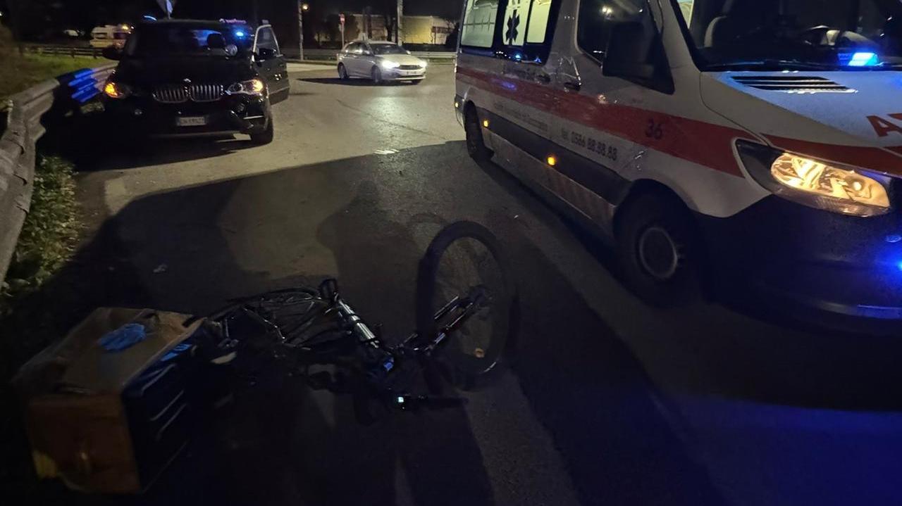 La bici del rider dopo l'incidente e l'ambulanza della Svs alla rotatoria