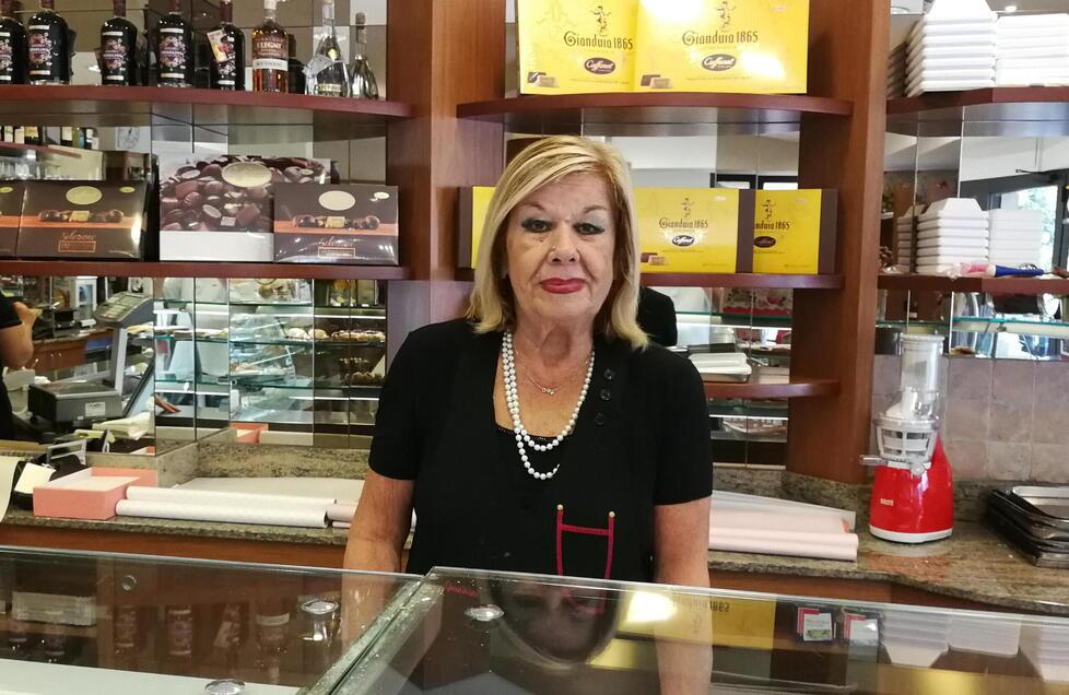
	Franca Ciurli al bancone di quella che &egrave; stata&nbsp;la sua pasticceria fino al 2017

