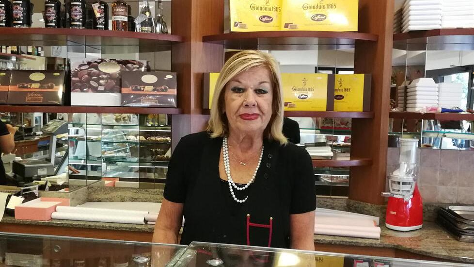 Franca Ciurli al bancone di quella che è stata la sua pasticceria fino al 2017