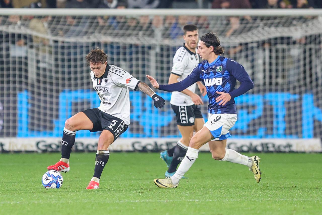 
	Salvatore Esposito (Spezia) contrastato da Samuele Mulattieri (Sassuolo)

