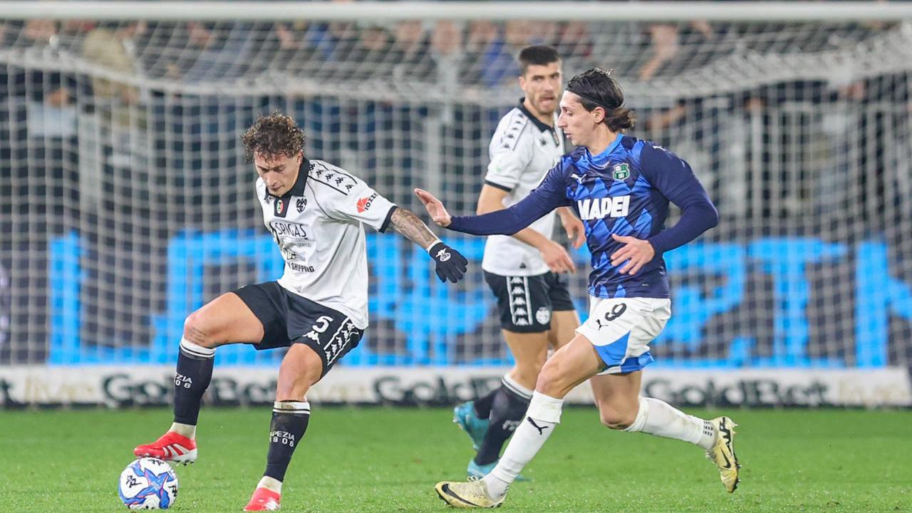 Salvatore Esposito (Spezia) contrastato da Samuele Mulattieri (Sassuolo)