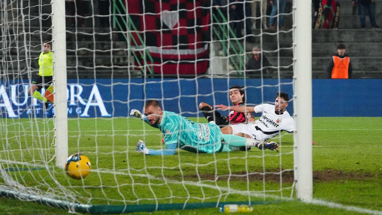 Uno dei gol della Lucchese (foto Nucci)