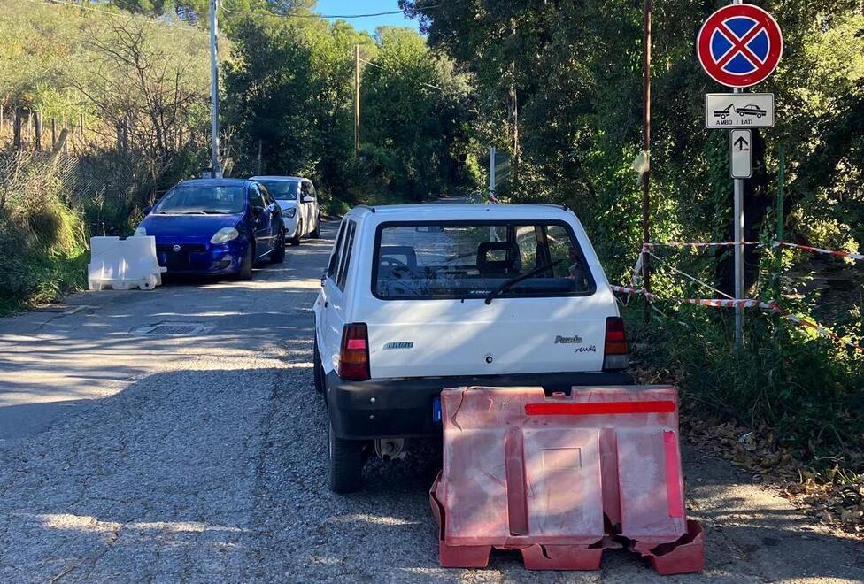 Livorno, sparite le auto usate come ostacoli per i camion diretti alla discarica