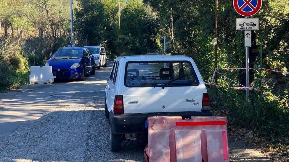 Livorno, sparite le auto usate come ostacoli per i camion diretti alla discarica