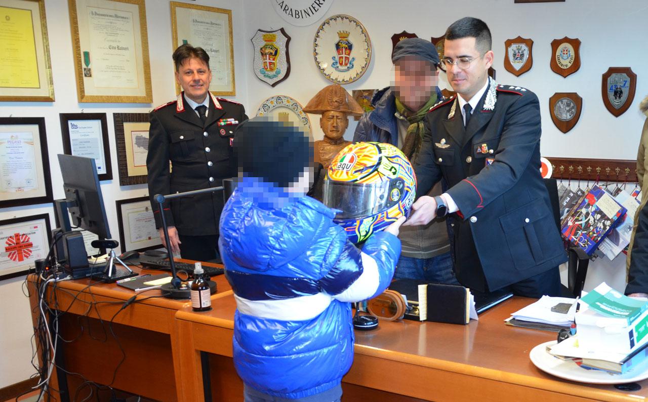 
	La riconsegna del casco al bambino

