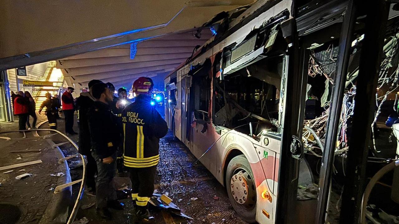 Mediopadana, bus esploso in stazione: ecco cosa è successo