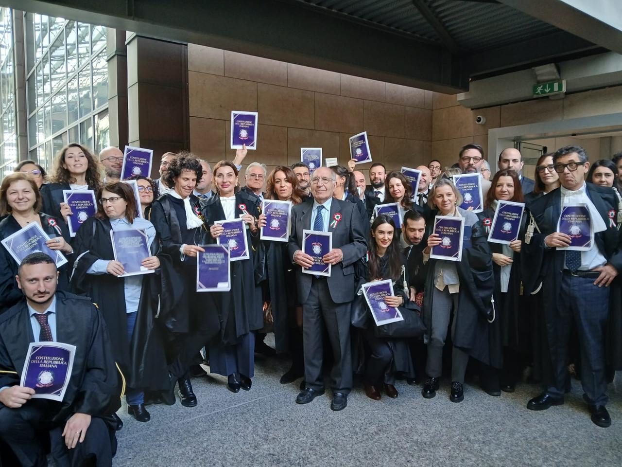 Anche a Firenze scatta la protesta dei magistrati all’inaugurazione dell’anno giudiziario: coccarde e Costituzione contro il governo