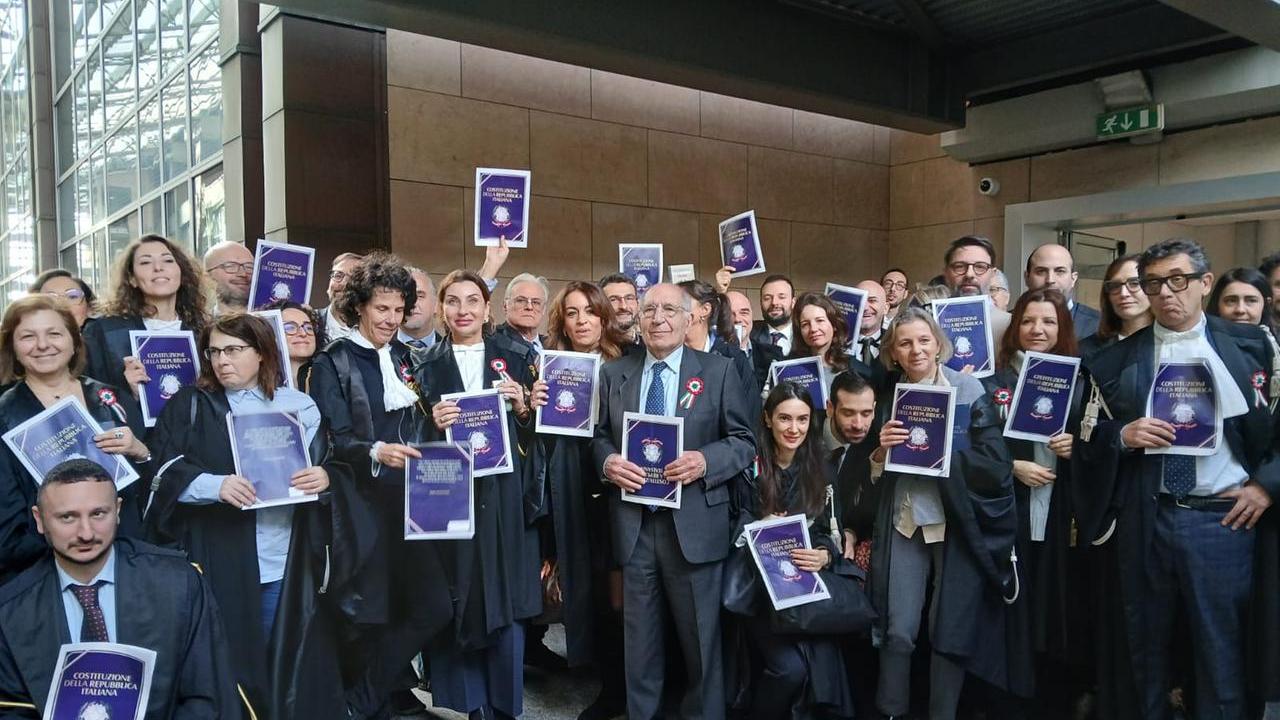 Anche a Firenze scatta la protesta dei magistrati all’inaugurazione dell’anno giudiziario: coccarde e Costituzione contro il governo