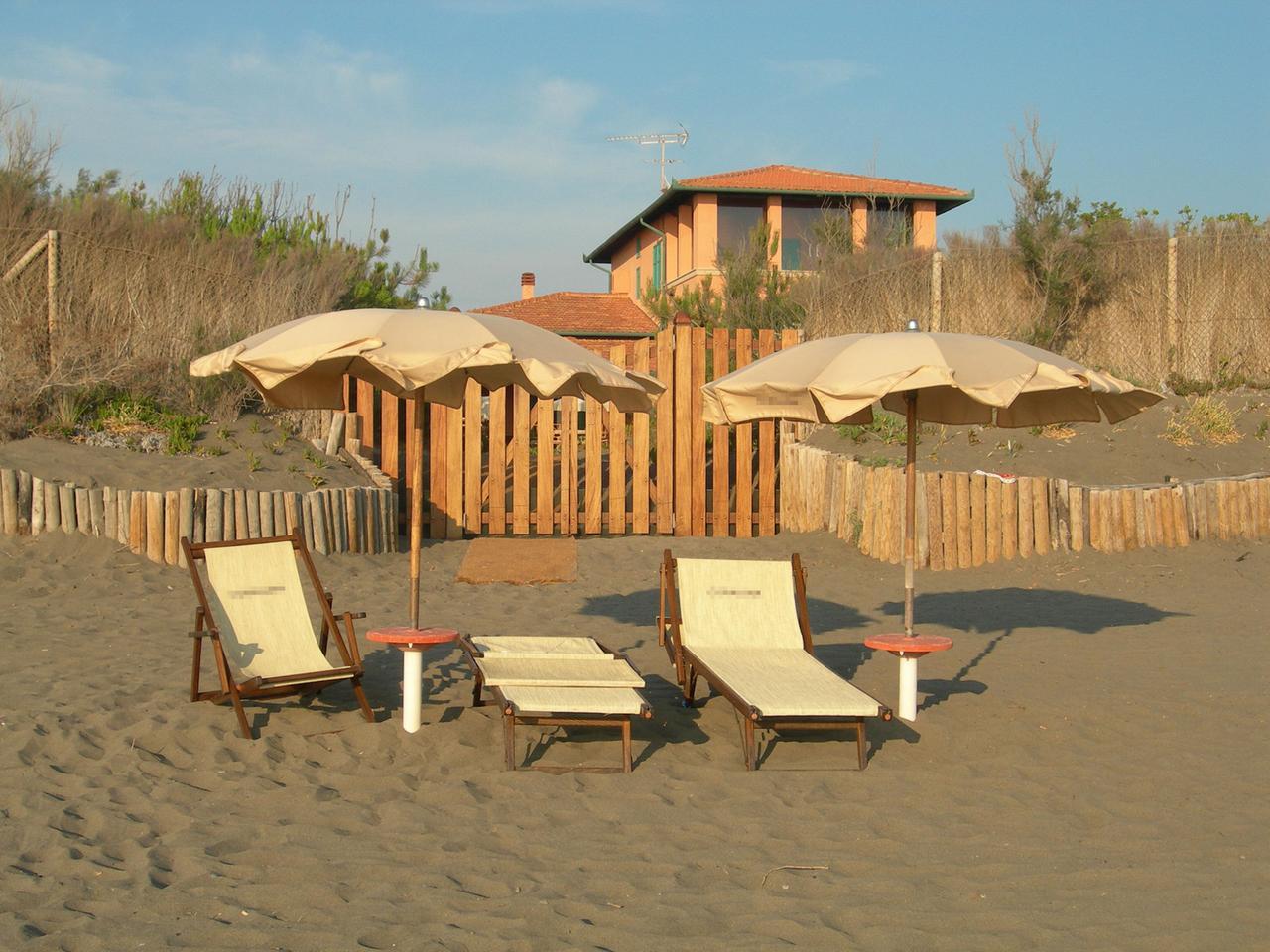 
	Un'immagine della&nbsp;villa di Beppe Grillo&nbsp;sulla spiaggia di Marina di Bibbona (foto Falorni/Silvi)

