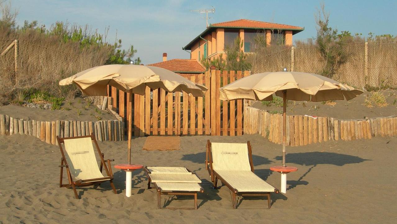 Un'immagine della villa di Beppe Grillo sulla spiaggia di Marina di Bibbona (foto Falorni/Silvi)