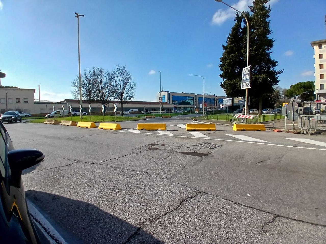 
	I blocchi piazzati sulla rotonda per evitare la svolta a sinistra

