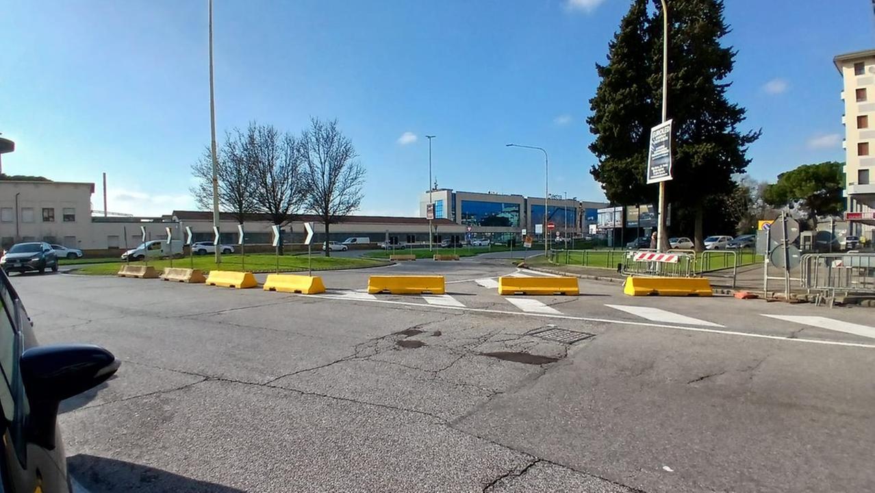 I blocchi piazzati sulla rotonda per evitare la svolta a sinistra