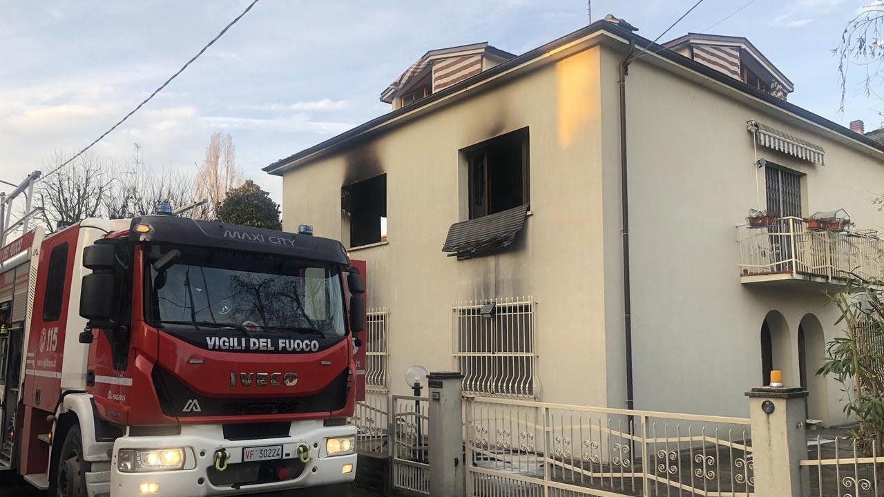 L’incendio distrugge una villetta: «Ho temuto per i miei suoceri, fuggiti con il deambulatore»