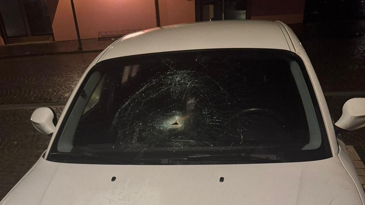 Una delle auto vandalizzate a Camposanto