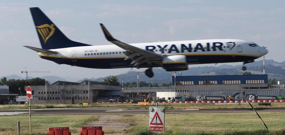 
	Un aereo della compagnia Ryanair in fase di decollo

