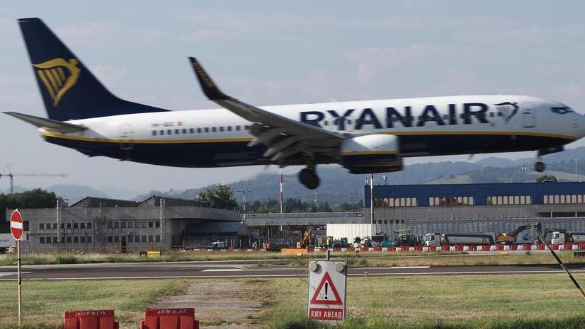 Un aereo della compagnia Ryanair in fase di decollo