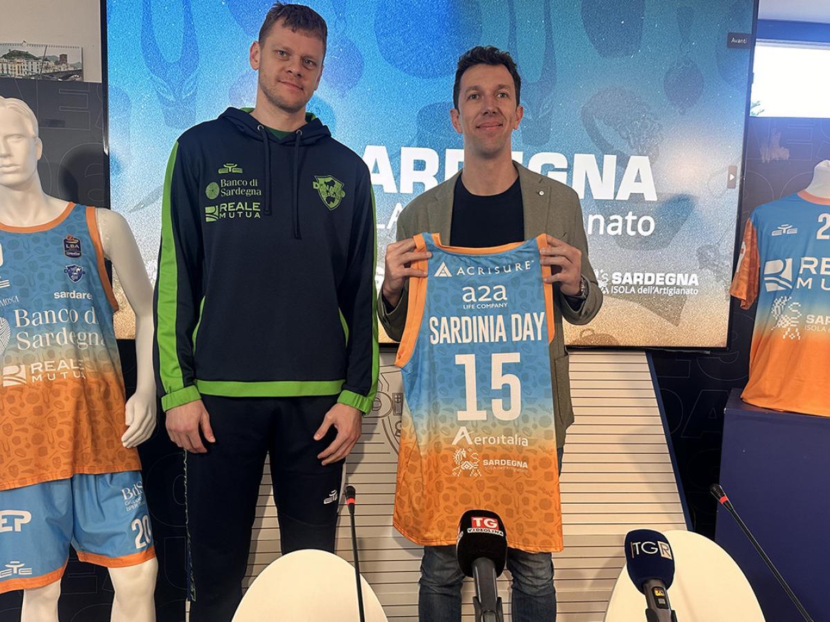 
	Il direttore generale <strong>Jack Devecchi </strong> e il capitano <strong>Eimantas Bendzius</strong> con la maglia special edition

