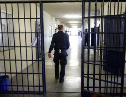 Detenuto aggredisce gli agenti con una testata e una lametta