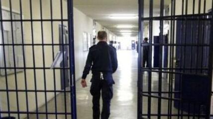 Detenuto aggredisce gli agenti con una testata e una lametta