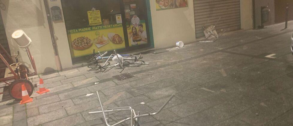 
	Le sedie distrutte davanti al locale&nbsp;

