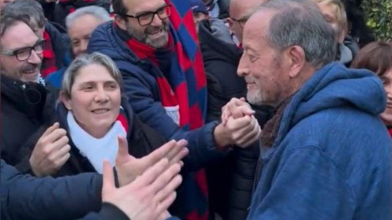 Un momento dell'incontro di Ulivieri con i tifosi del Bologna fuori dalla sua casa a San Miniato