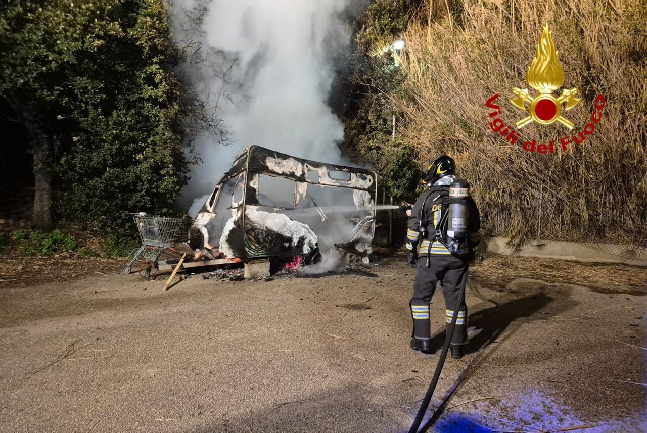Incendio distrugge una roulotte a Santa Teresa Gallura
