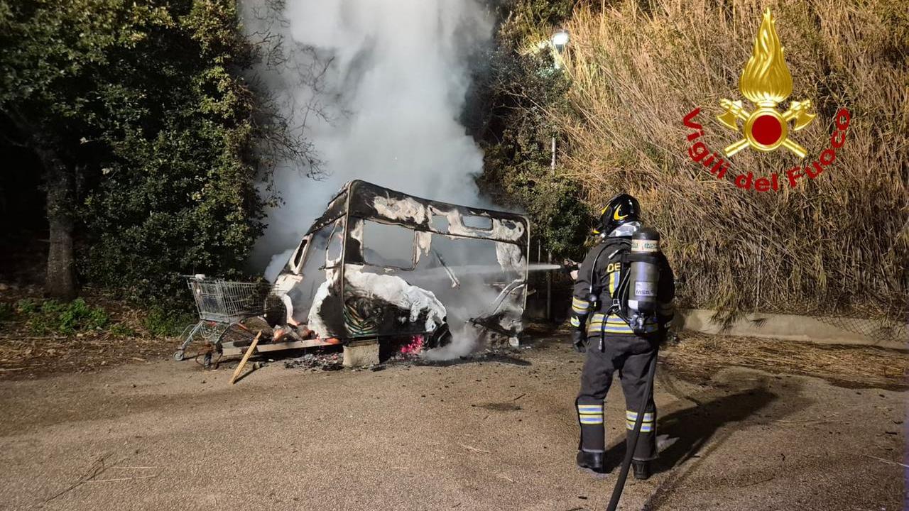 Incendio distrugge una roulotte a Santa Teresa Gallura