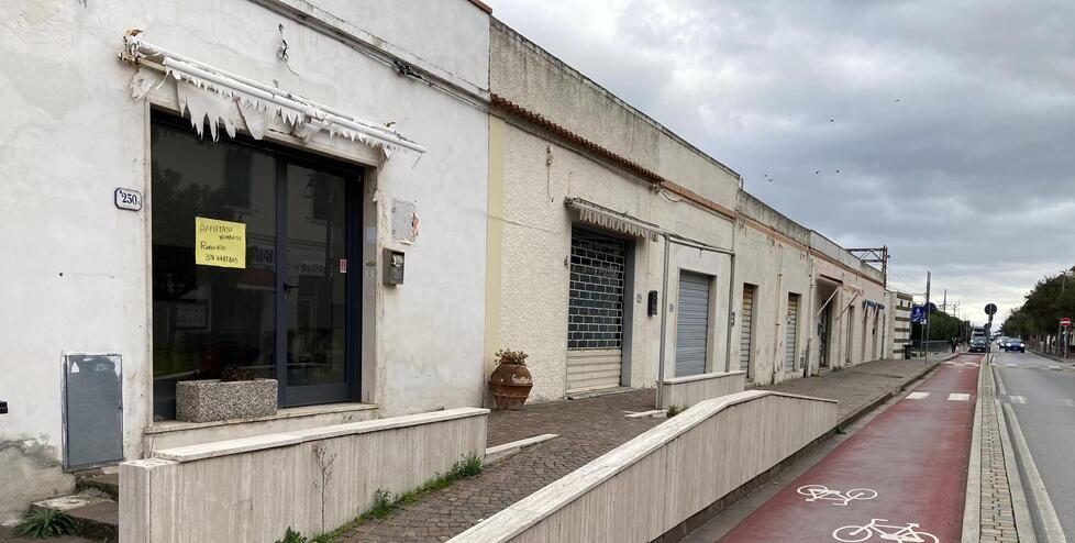 
	Due immagini di strade con tante saracinesche abbassate a Rosignano (foto Falorni/Silvi)

