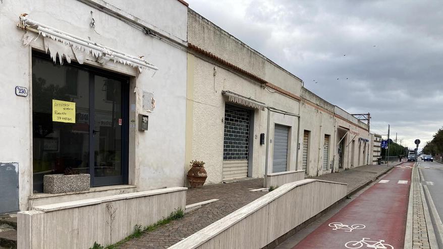 Due immagini di strade con tante saracinesche abbassate a Rosignano (foto Falorni/Silvi)