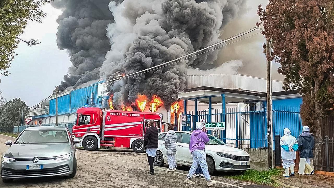 Fabbrica a fuoco ad Ariano Polesine, residenti barricati in casa