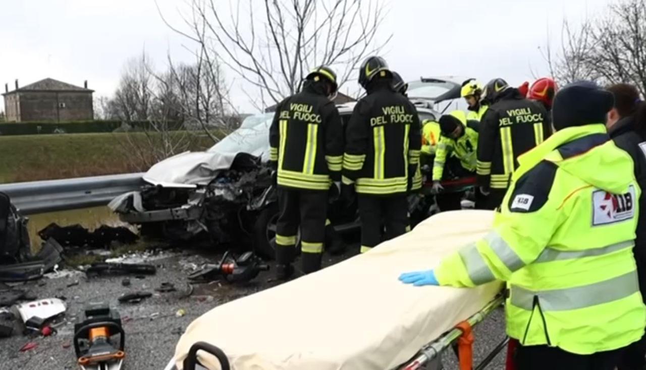 Scontro frontale a Bondeno, cinque persone ferite