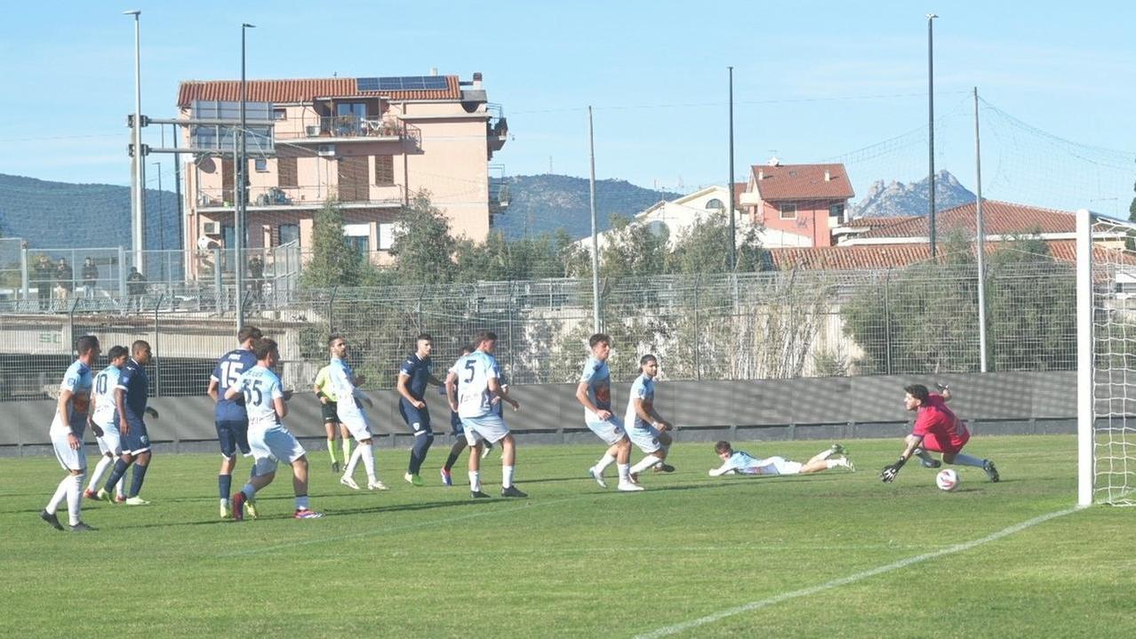Uno dei tre gol dell'Olbia all'Anzio