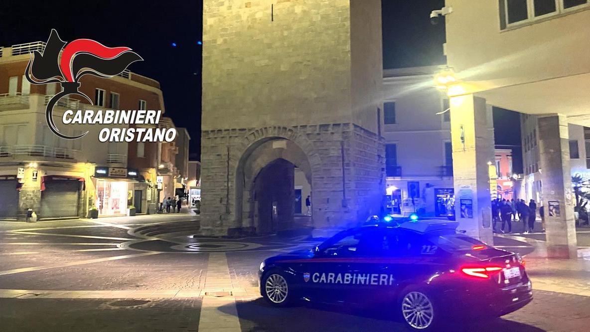 Una pattuglia dei carabinieri in piazza Roma