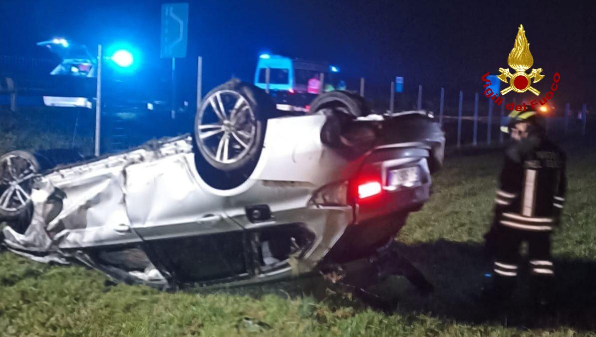 Incidente in autostrada: auto si cappotta, due persone ferite