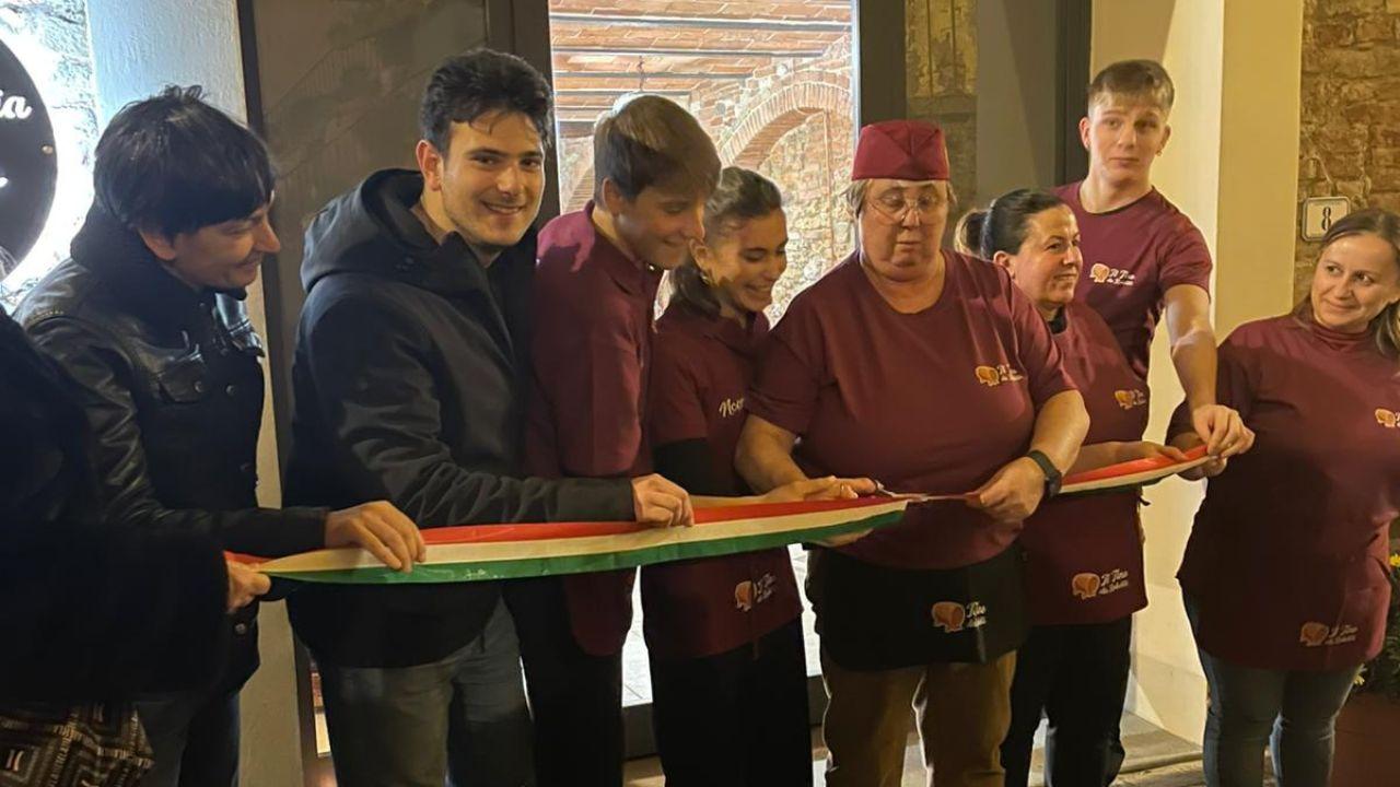 L'assessore Edoardo Colombini insieme a Roberta e al suo staff (Foto: Comune di Terricciola)